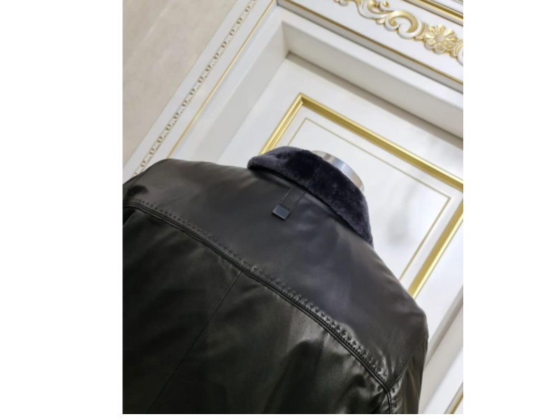 Elegant Black Leather Jacket with Shearling Collar