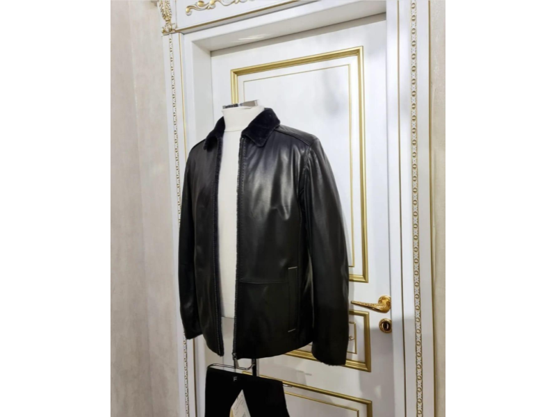Elegant Black Leather Jacket with Shearling Collar