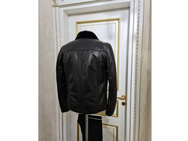 Elegant Black Leather Jacket with Shearling Collar